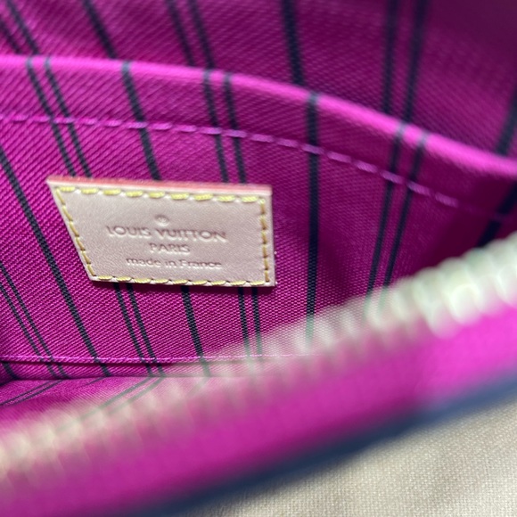 Louis Vuitton Neverfull Pouch in PM size, monogram / pink inside - Picture 3 of 7